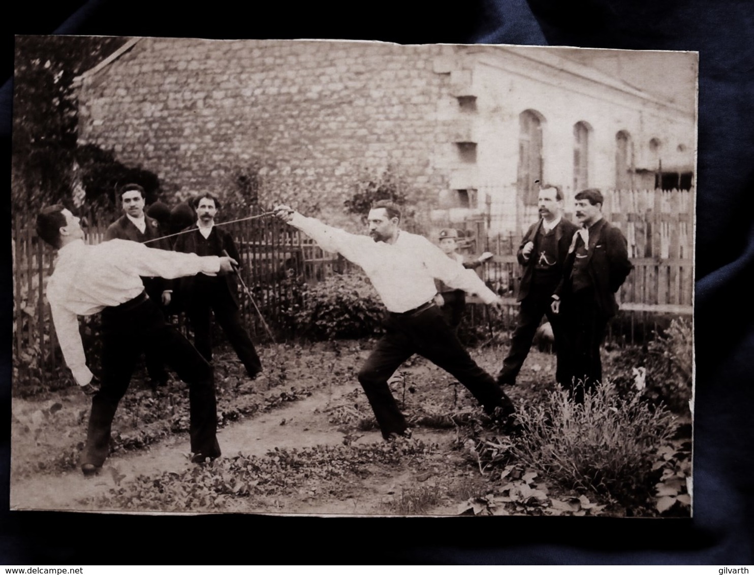 Photo Format CDV  Escrime  Hommes  Duel Avec 4 Témoins Dans Un Jardin Et Petit Garçon  CA 1900 - L513 - Anciennes (Av. 1900)