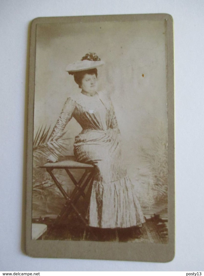 CDV  Femme En Pieds Assise - Grande Robe - Chapeau - Dos Muet  BE - Alte (vor 1900)