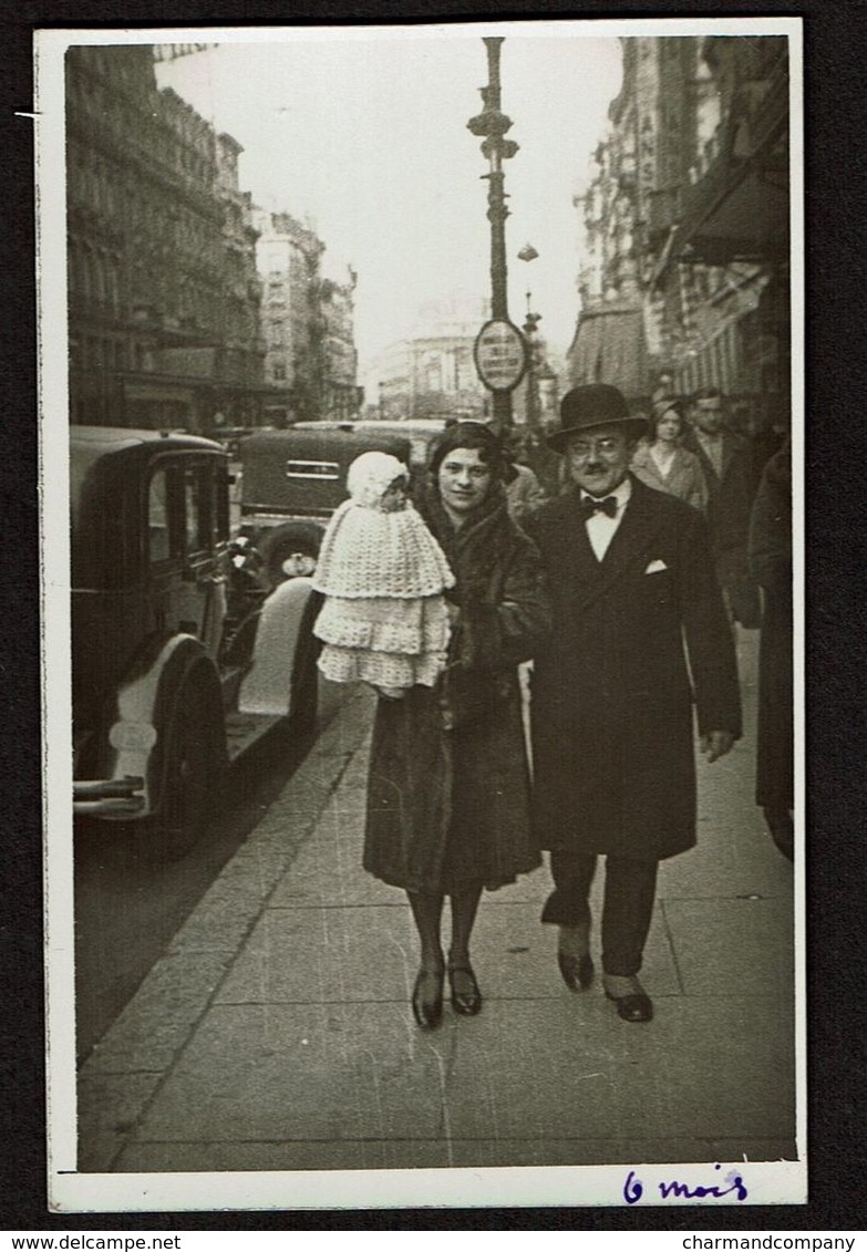 Photo 1932 - 12 Cm X 7,5 Cm - Marcheur  - Couple Bébé Dans Les Bras - Bruxelles - Street Photography - Voir Scan - Anonymous Persons