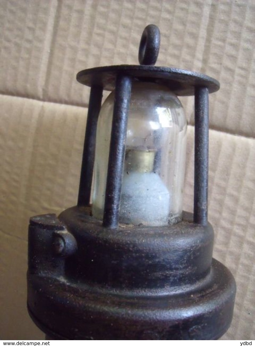 UNE ANCIENNE LAMPE DE MINEUR - Lámparas Y Arañas