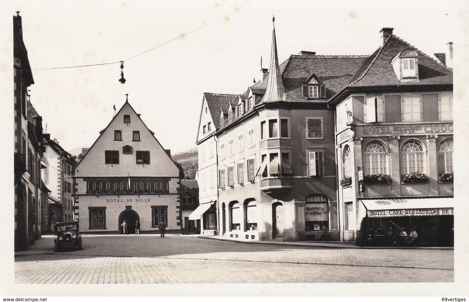 68 MUNSTER, Place De L'hôtel De Ville, Hôtel, Restaurant De La Cigogne, Vieille Automobile - Munster