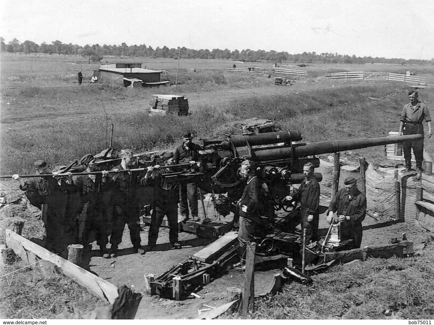 Photo De Soldats Allemand  Nettoyant L'affut De Leurs Canon De D C A En 39-45 - Guerre, Militaire