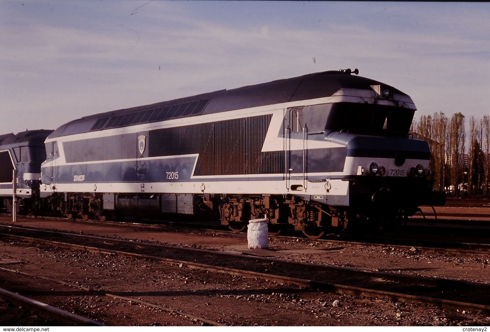 Photo Diapo Diapositive Slide Train Wagon Locomotive Diesel SNCF CC 72015 à Tours En 1991 VOIR ZOOM - Dias