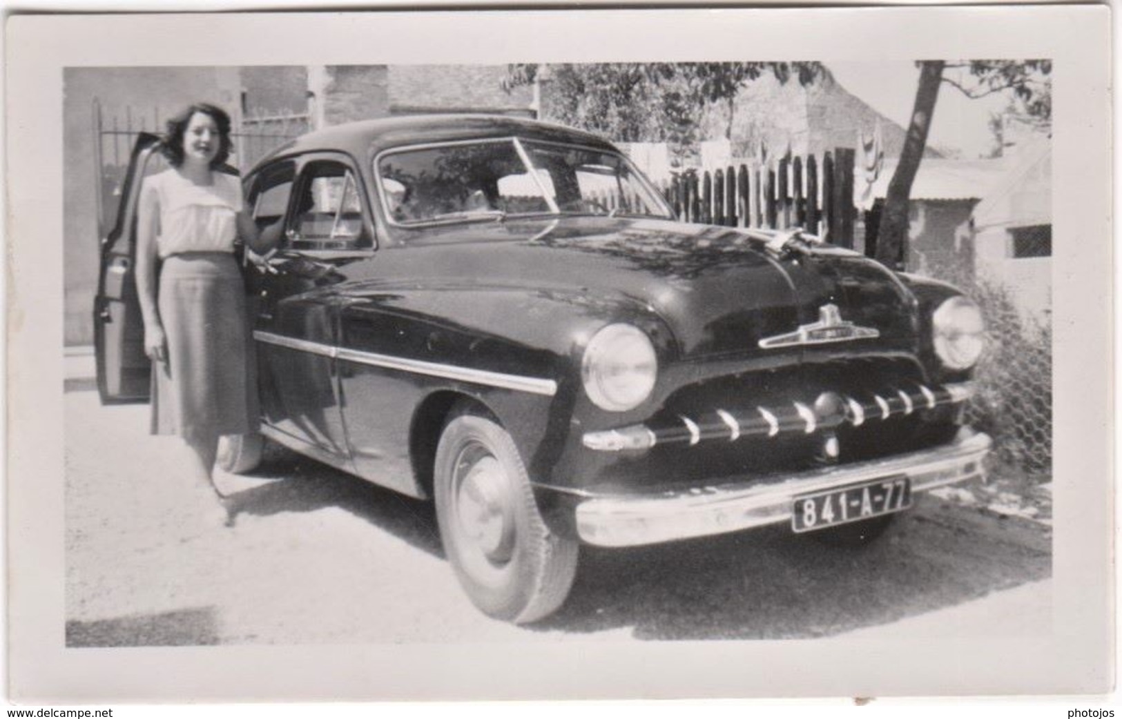 Petite Photo Automobile  Une Belle Ford Vedette Année 50 Immatriculée 77 Et Madame à Villemanoche (Yonne 89) - Automobiles