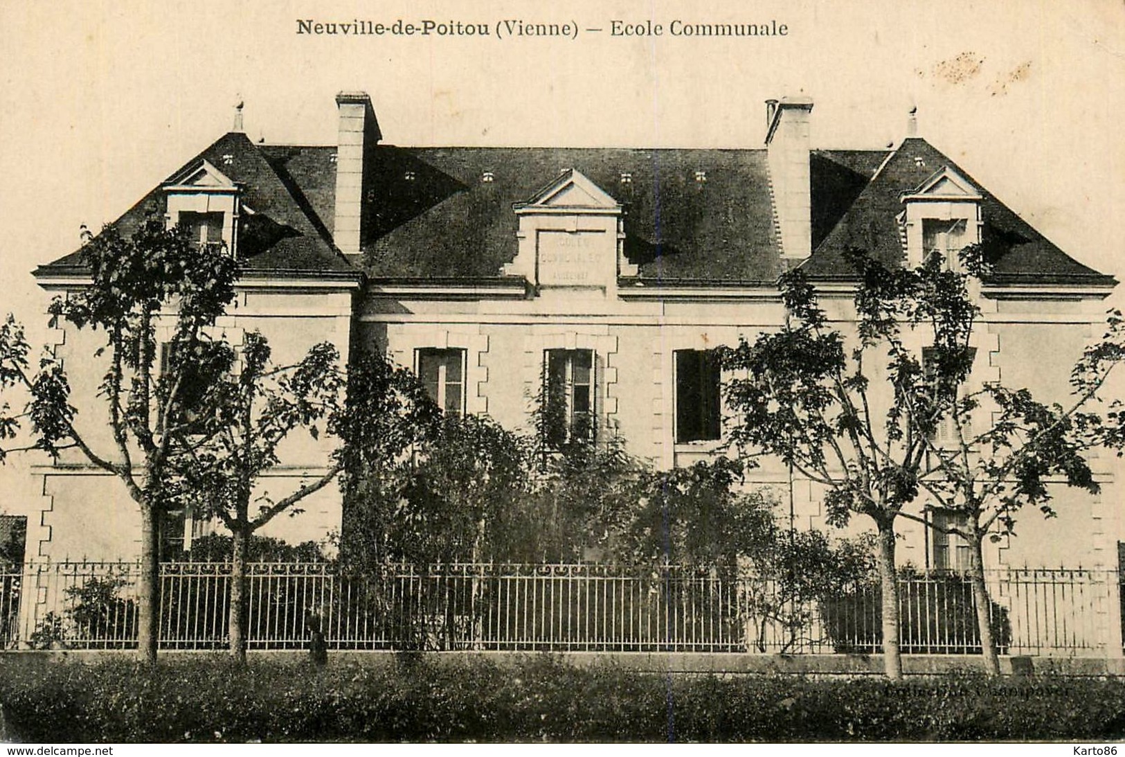 Neuville De Poitou * école Communale - Neuville En Poitou