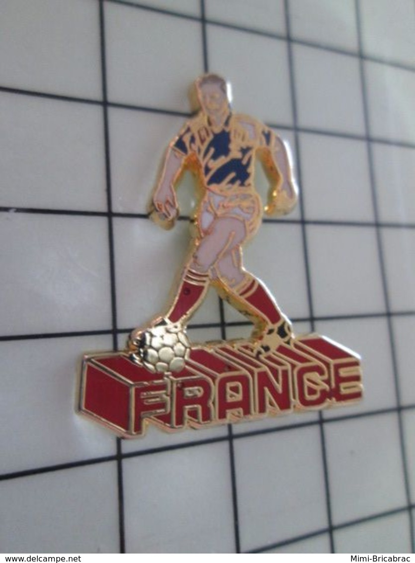 115e Pin's Pins / Beau Et Rare / THEME : SPORTS / FOOTBALL JOUEUR EQUIPE DE FRANCE Doré à L'or Fin PROMOPUB - Calcio