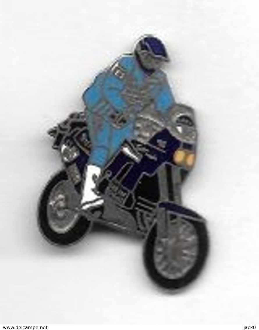 Pin's  Argenté  MOTO  Bleu, Pilote  Et  Casque  Bleu - Motos