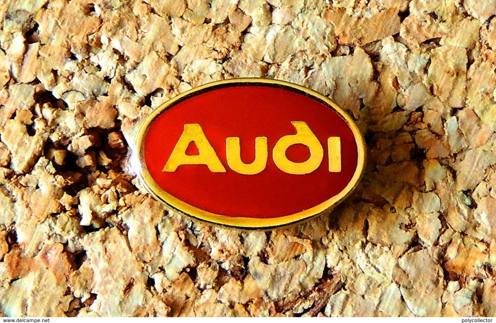 Pin's AUDI Logo Rouge Verni époxy Fabricant Inconnu - Audi