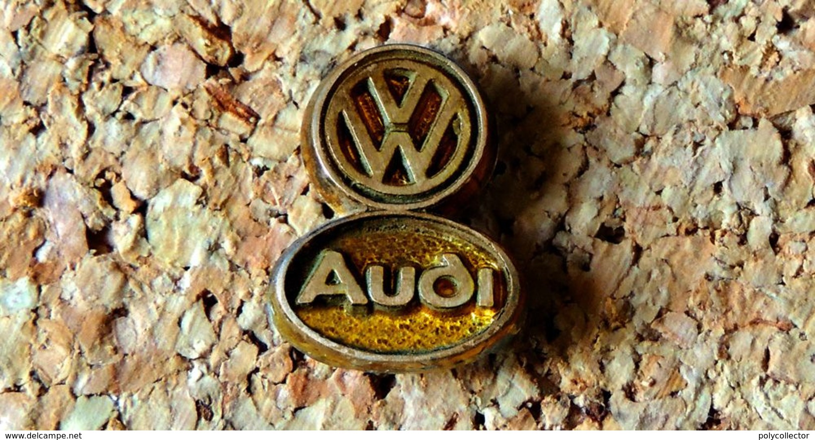 Pin's AUDI WOLKSWAGEN VW Logo Vieux Bronze Fabricant Inconnu - Audi