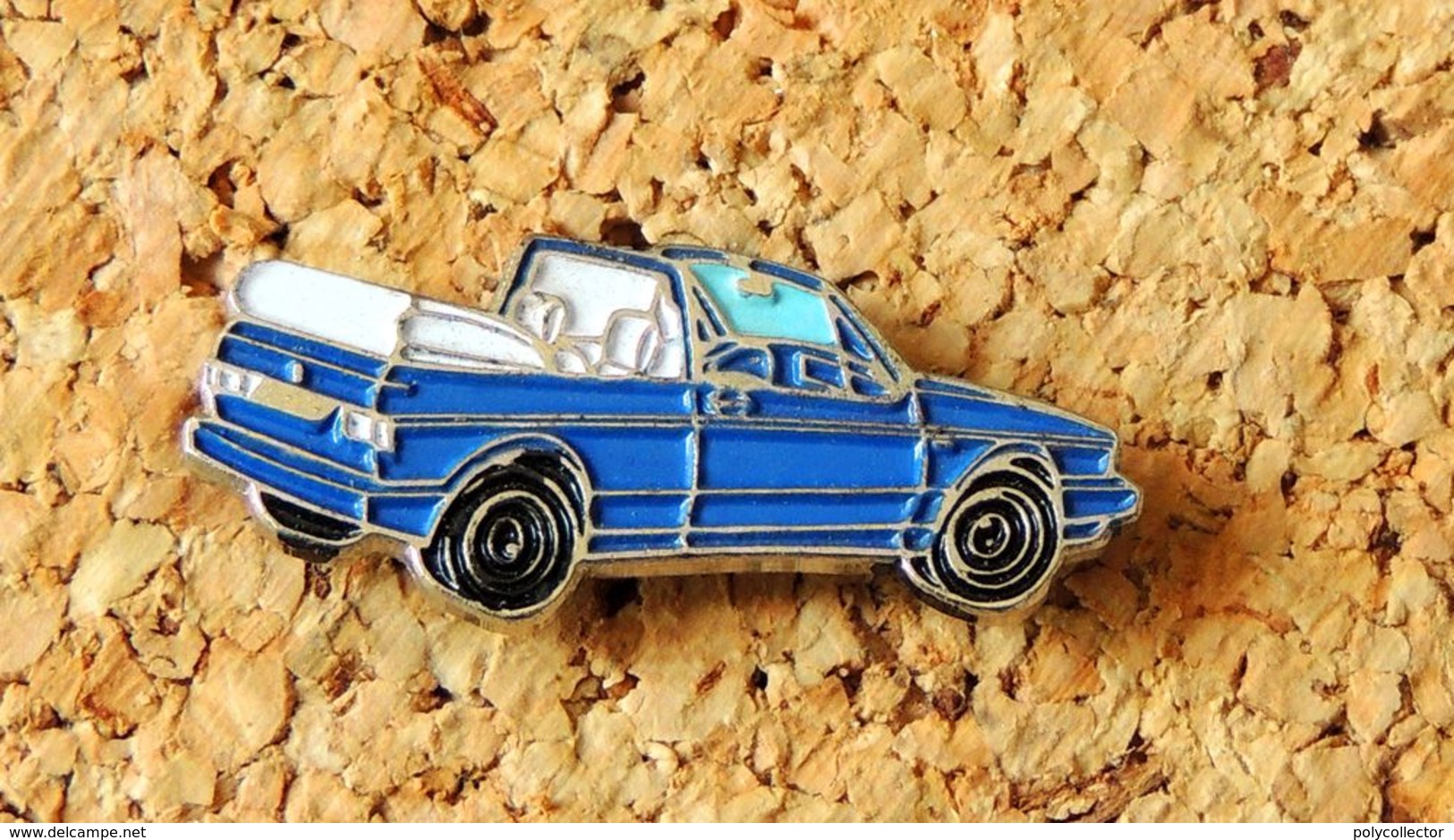 Pin's WOLKSWAGEN VW GOLF Cabriolet Bleue Peint Cloisonné Fabricant Inconnu - Volkswagen