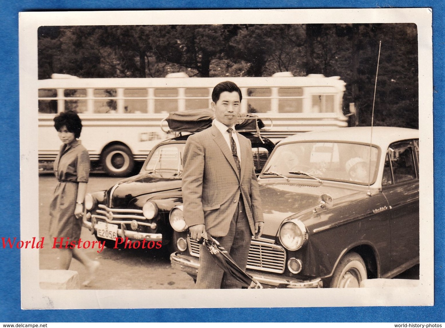 Photo Ancienne - JAPON - Portrait Homme Japonais & Superbe Automobile Renault 4CV Japonaise HINO Autobus Autocar Garçon - Automobiles