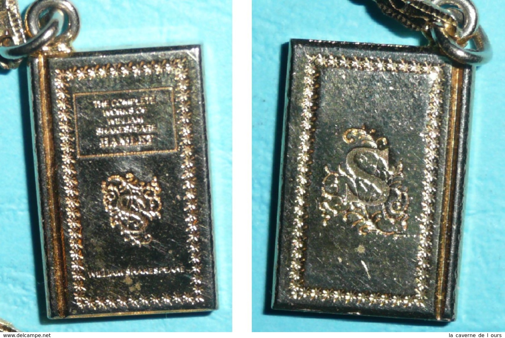 Rare Chaine Avec Pince à Cravate / Foulard & Pendentif Doré Livre, The Complete Works Of William Shakespeare HAMLET - Pendentifs