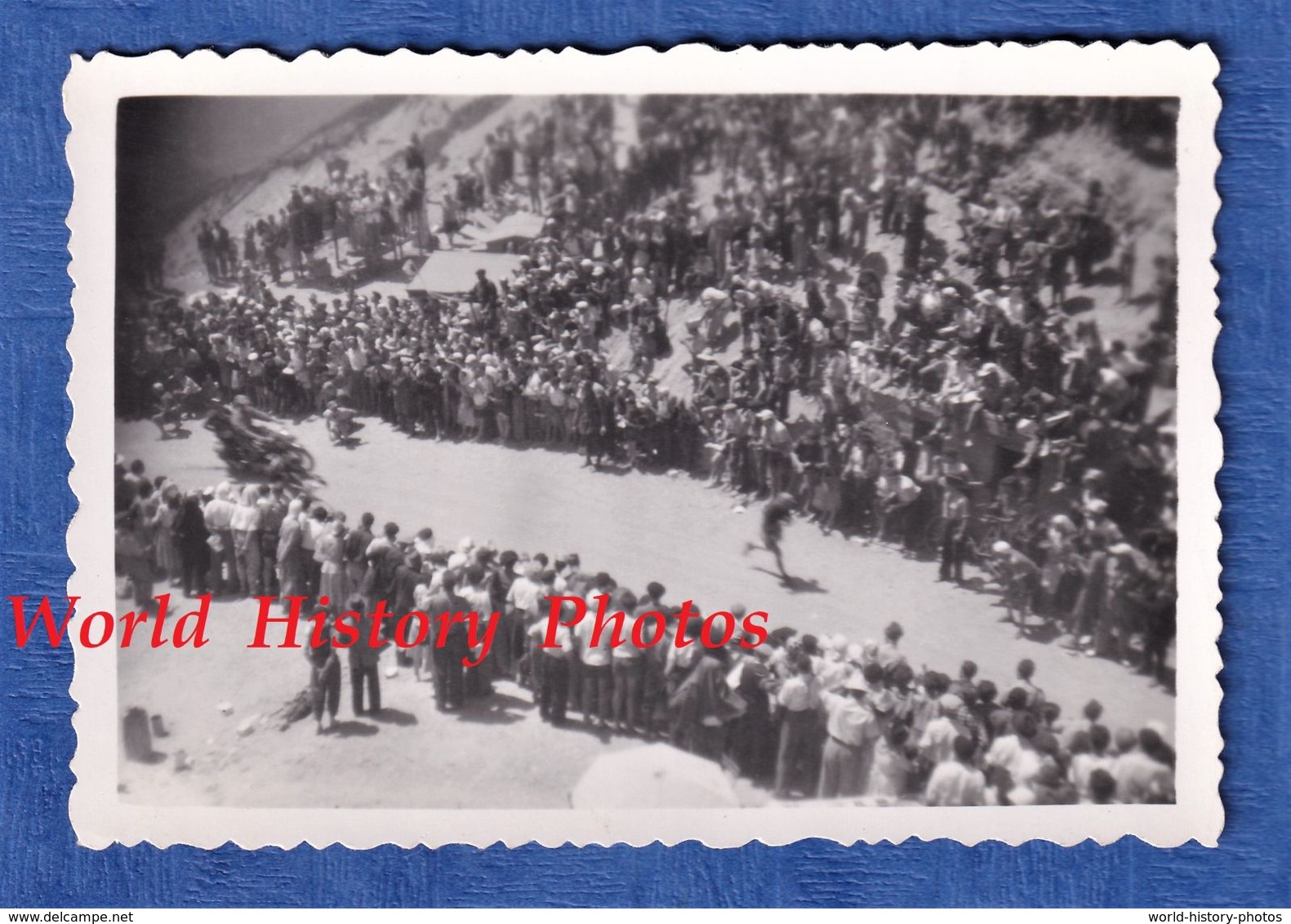 Photo Ancienne - Tour De France Col à Situer TOURMALET ? GALIBIER ? ISERAN ? MONT VENTOUX ? - Moto à Identifier - Vélo - Automobiles