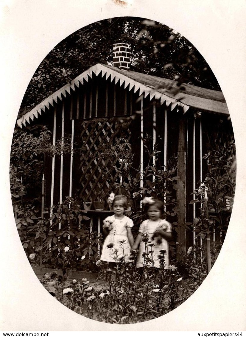 Photo Originale En Médaillon Deux Fillettes Aux Bouquets De Fleurs & Petite Maison, Cabanon De Jardin Vers 1920/30 - Personnes Anonymes