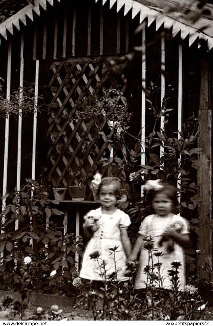 Photo Originale En Médaillon Deux Fillettes Aux Bouquets De Fleurs & Petite Maison, Cabanon De Jardin Vers 1920/30 - Personnes Anonymes