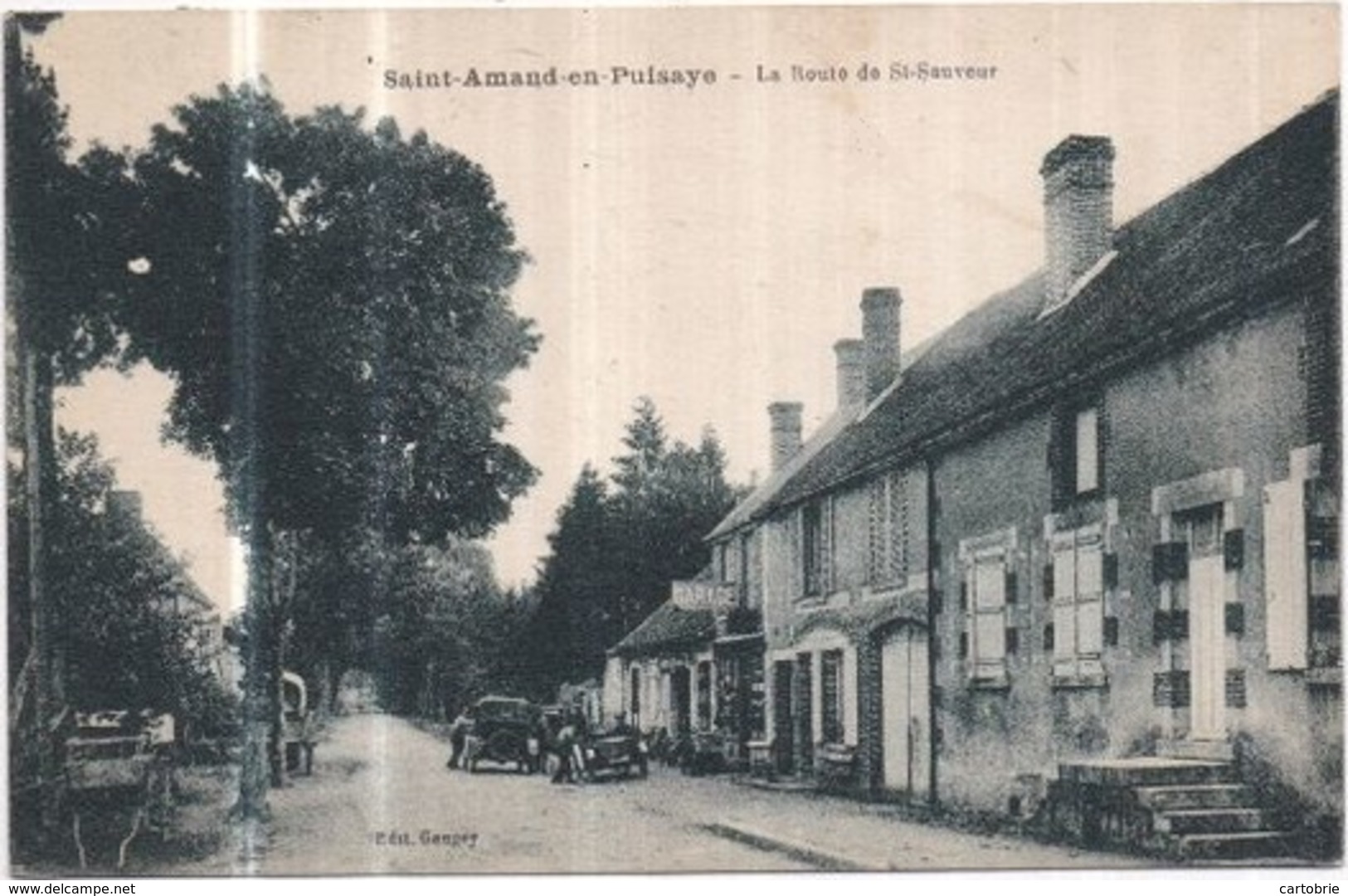 Dépt 58 - SAINT-AMAND-EN-PUISAYE - La Route De Saint-Sauveur - Animée, Automobiles Anciennes Devant Le Garage - Saint-Amand-en-Puisaye