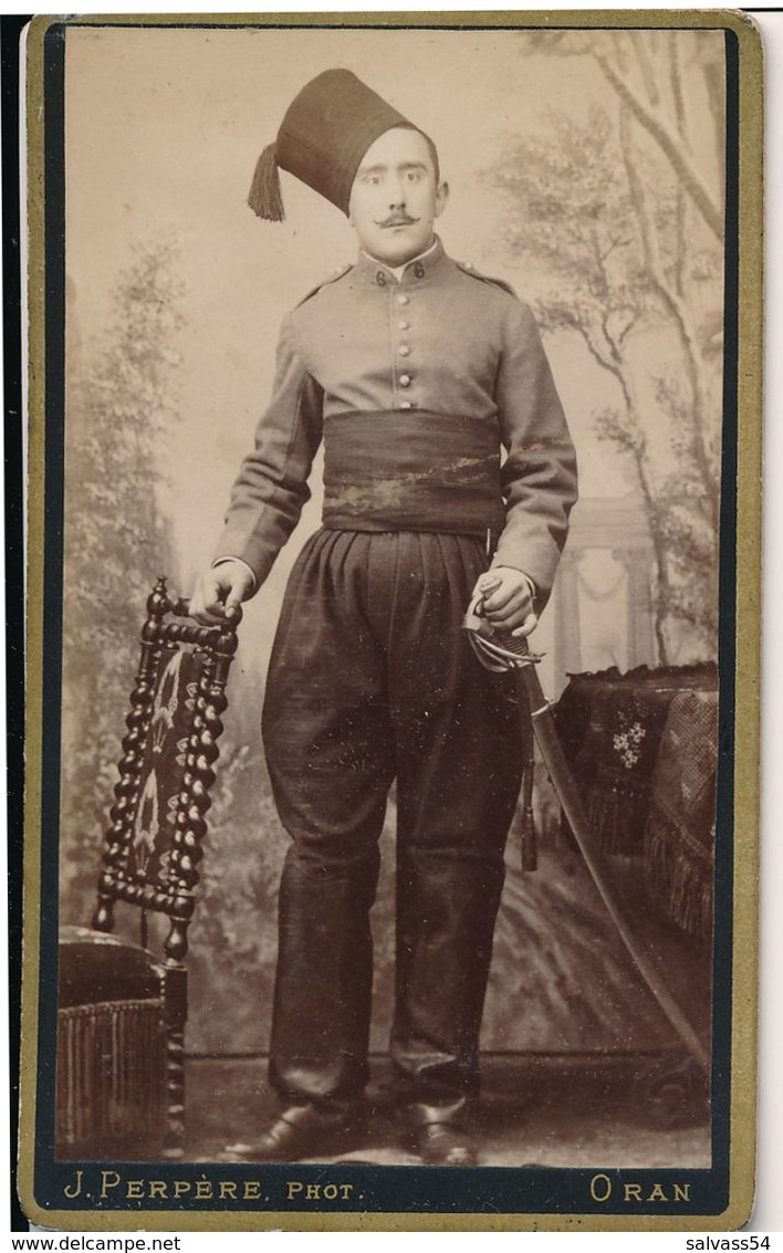 CDV - Portrait Militaire - Spahi - Tirailleur Algérien Par J. Perpère à ORAN (Ca 1895-1900) (BP) - Guerre, Militaire