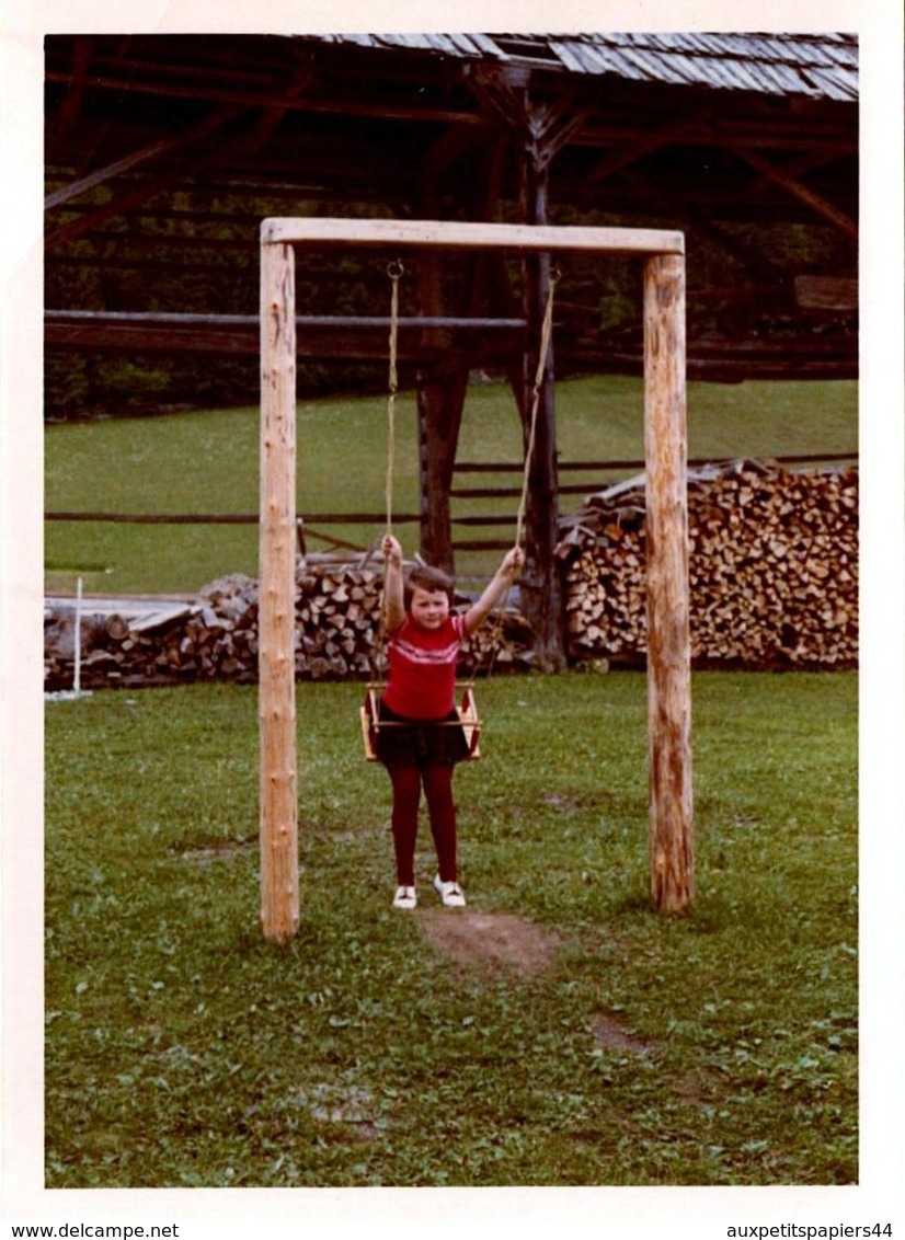 Photo Couleur Originale B.B. Fillette Sur Balançoire Simple Sécurisée Vers 1960 - Personnes Anonymes