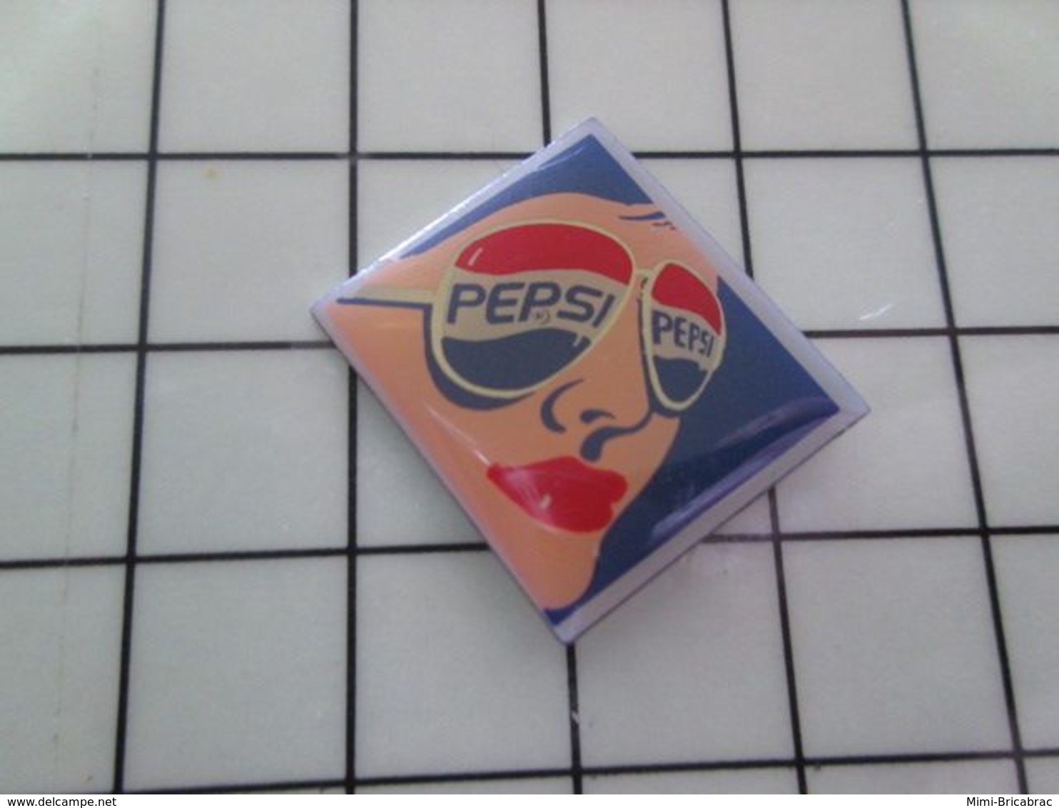 616a Pin's Pins / Beau Et Rare / THEME : BOISSONS / PEPSI-COLA FEMME BOUCHE ROUGE LUNETTES SOLEIL - Animaux