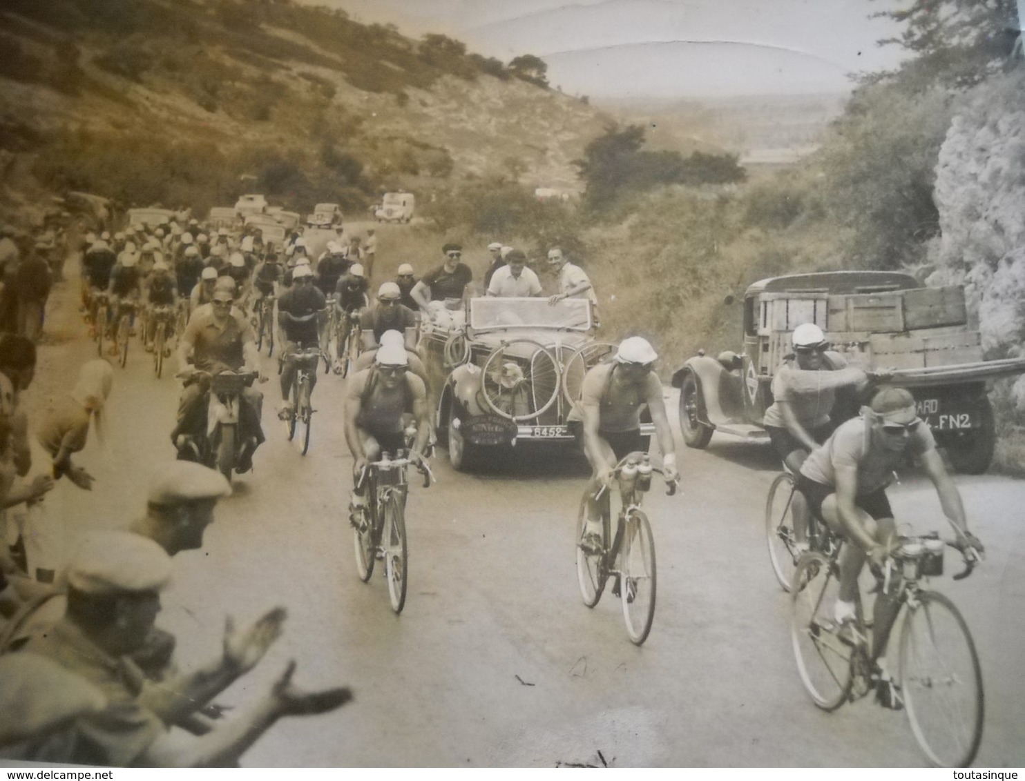 Photo Tour De France De Cyclisme, Vélo . Grand Format. Avec Superbe Voiture Décapotable  . A Situer . 2 Scans . - Cycling