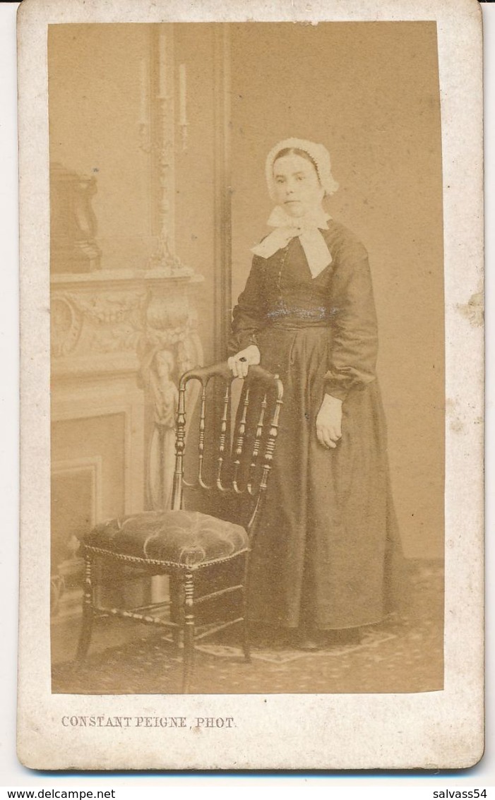 CDV - Portrait Femme Avec Coiffe Par C. Peigné à Nantes (ca 1880) (BP) - Old (before 1900)