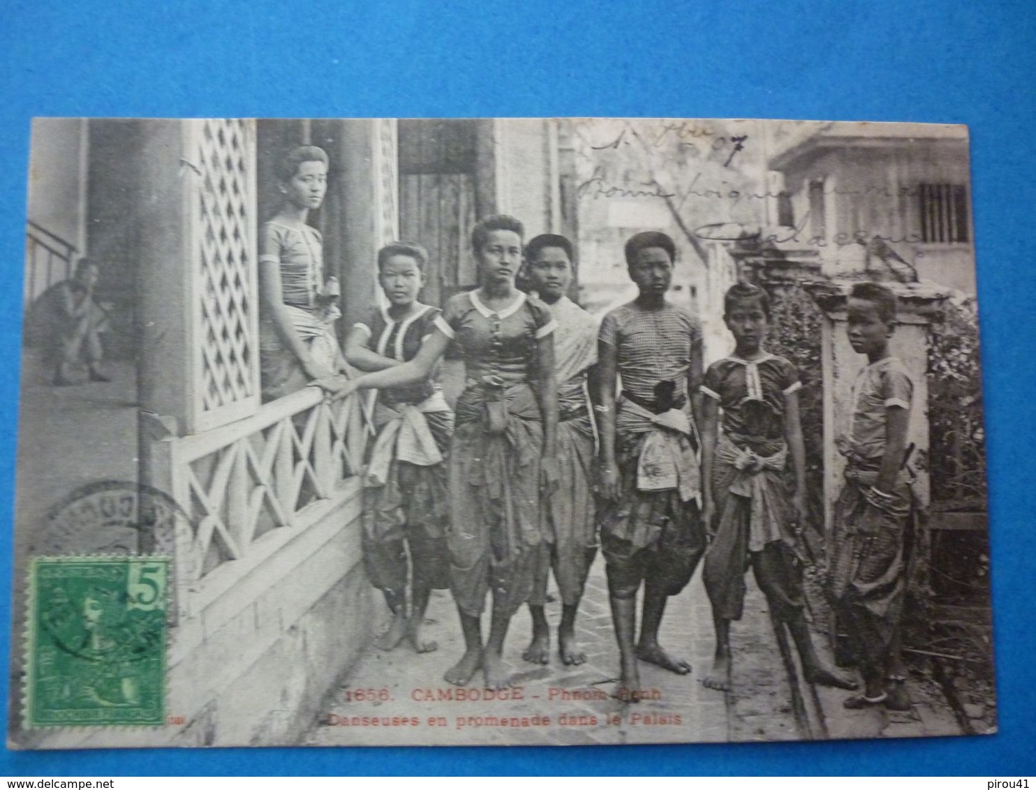 CAMBODGE PHNOM PENH CPA DANSEUSES EN PROMENADE DANS LE PALAIS  VOYAGEE 1907 TIMBREE - Cambodge