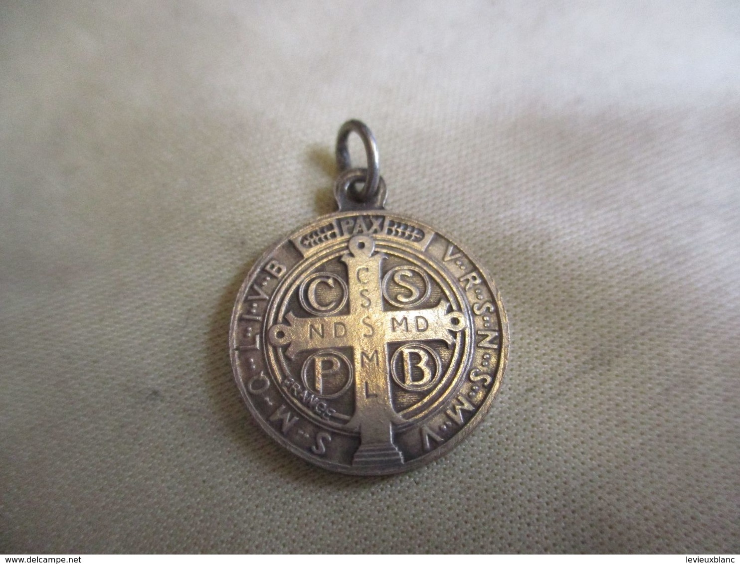 Médaille Religieuse Ancienne Pour Chaînette/Bronze Nickelé/Saint BENOIT / Croix Bénédictine /Début XXéme  CAN93 - Religion & Esotericism