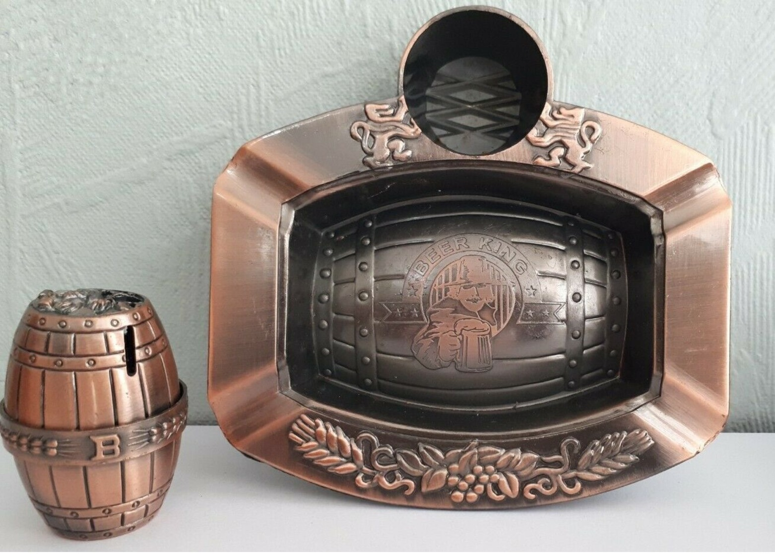 Briquet + Cendrier Rechargeable, Forme De Bière En Métal  Bronze* Marque Dora Lighters *  Année 1998 Neuf - Metaal