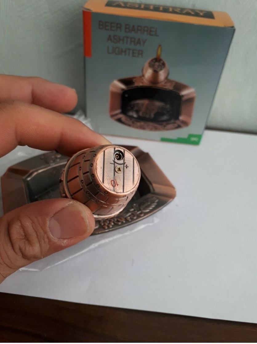 Briquet + cendrier rechargeable, forme de Bière en métal  bronze* Marque Dora Lighters *  année 1998 neuf