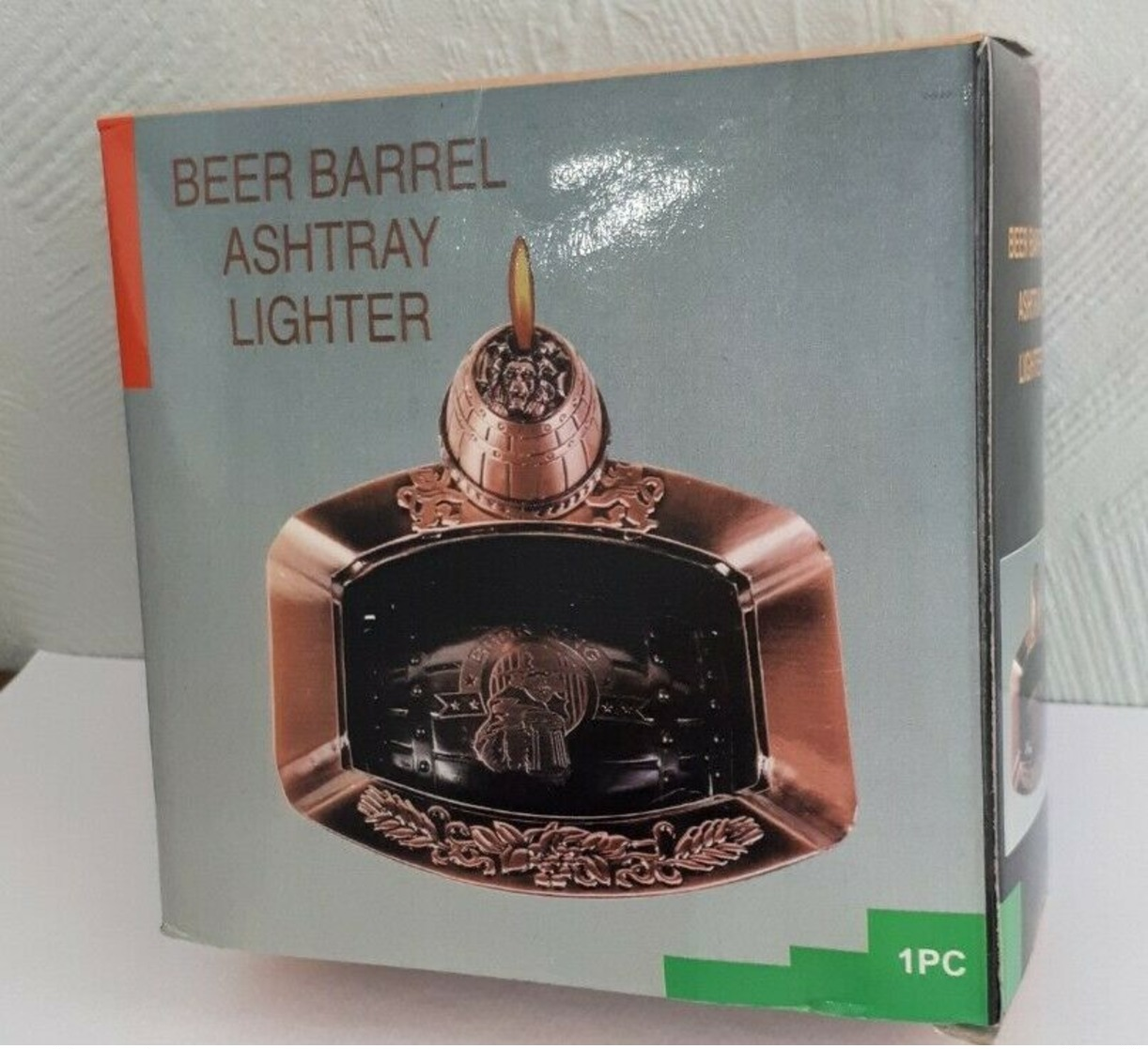 Briquet + cendrier rechargeable, forme de Bière en métal  bronze* Marque Dora Lighters *  année 1998 neuf