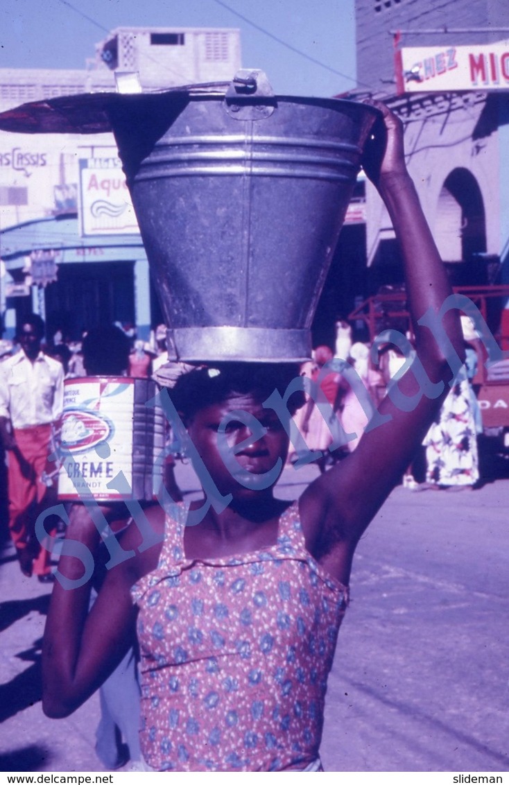35mm DIAPOSITIVE SLIDE PHOTO 60s BLACK AFRICAN ETNIC WOMEN STREET MARKET HAITI A18 - Diapositives