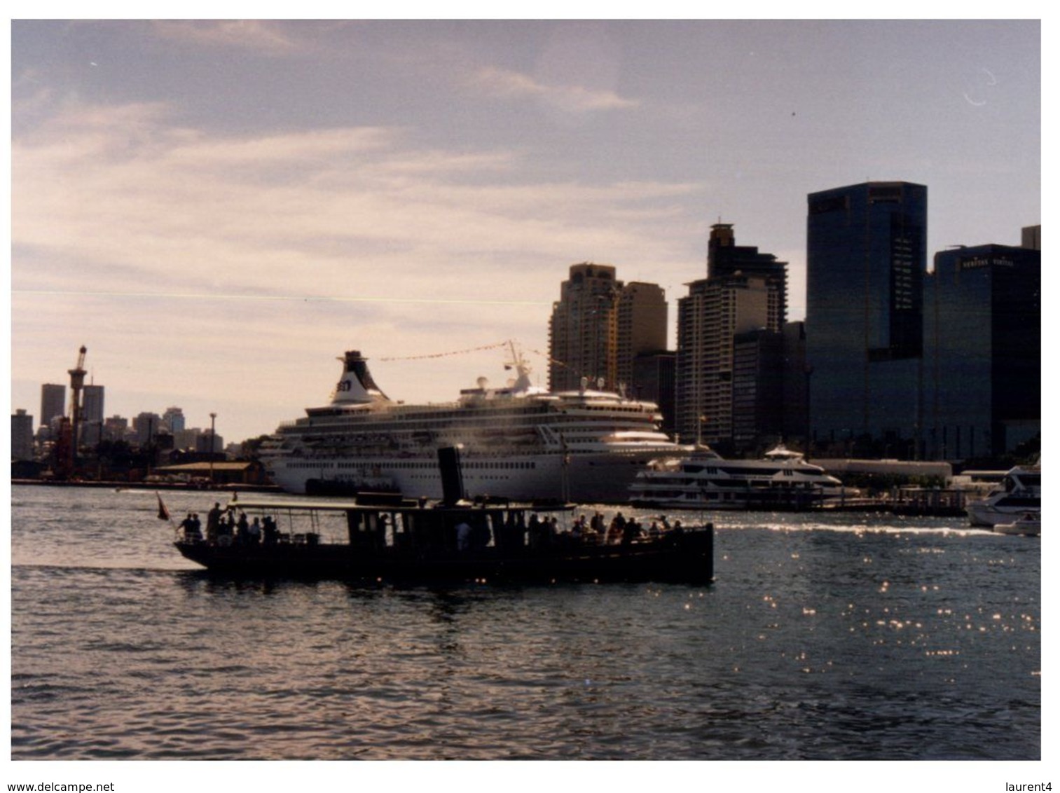 (C 19) Cruise Ship / Paquebot - In Sydney Darling Harbour ? With Ferry ? - Non Classés