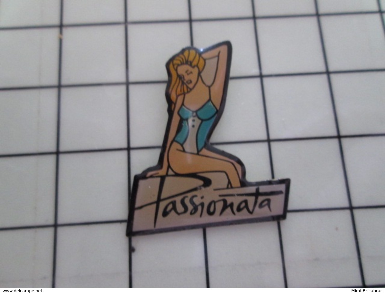 1220 Pin's Pins / Beau Et Rare / THEME : PIN-PS / BLONDE LINGERIE COUTEUSE PASSIONATA - Pin-ups