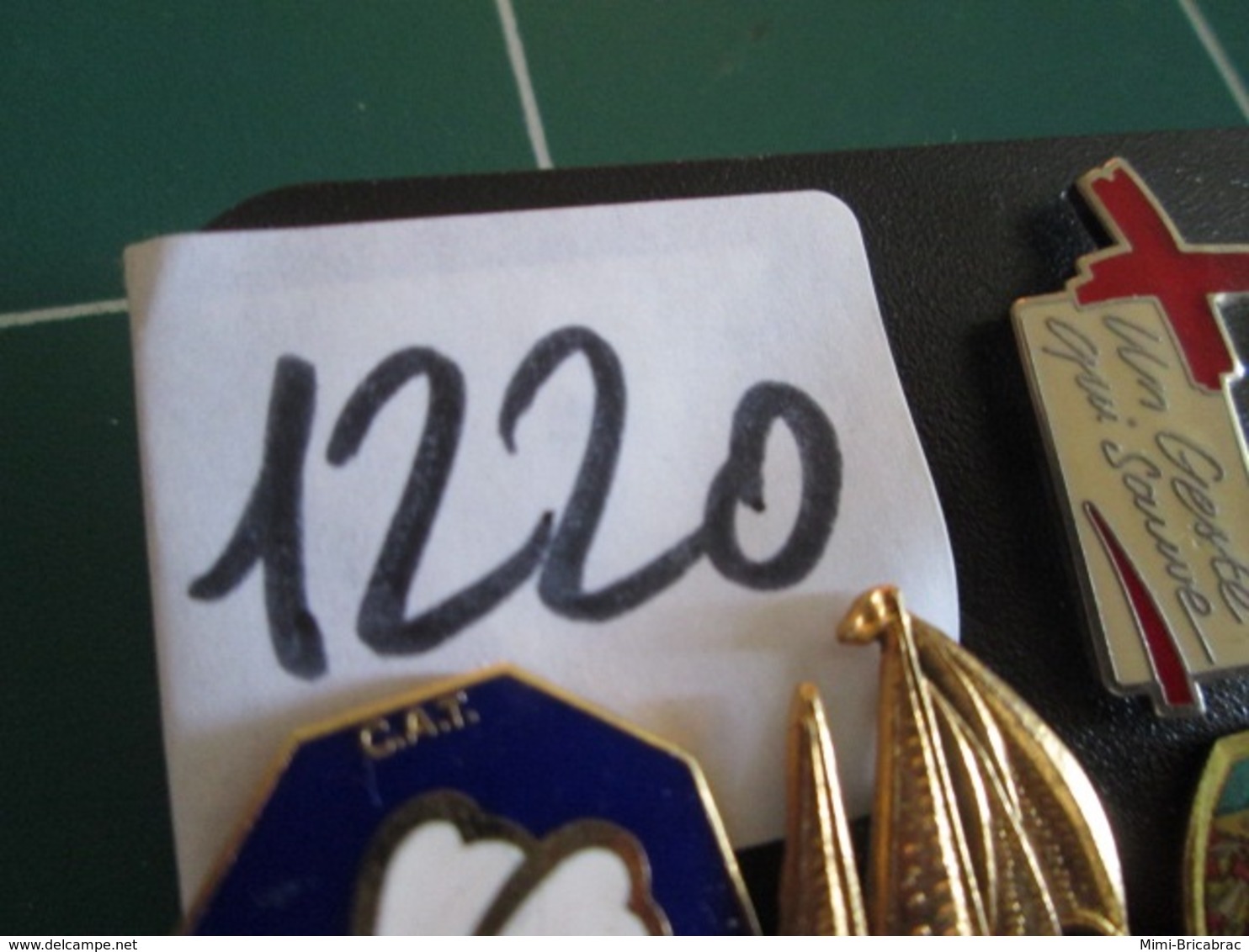 1220 Pin's Pins / Beau Et Rare / THEME : MUSIQUE / FCOR D'HARMONIE EN RELIEF METAL JAUNE ET "BRILLANTS" - Musica