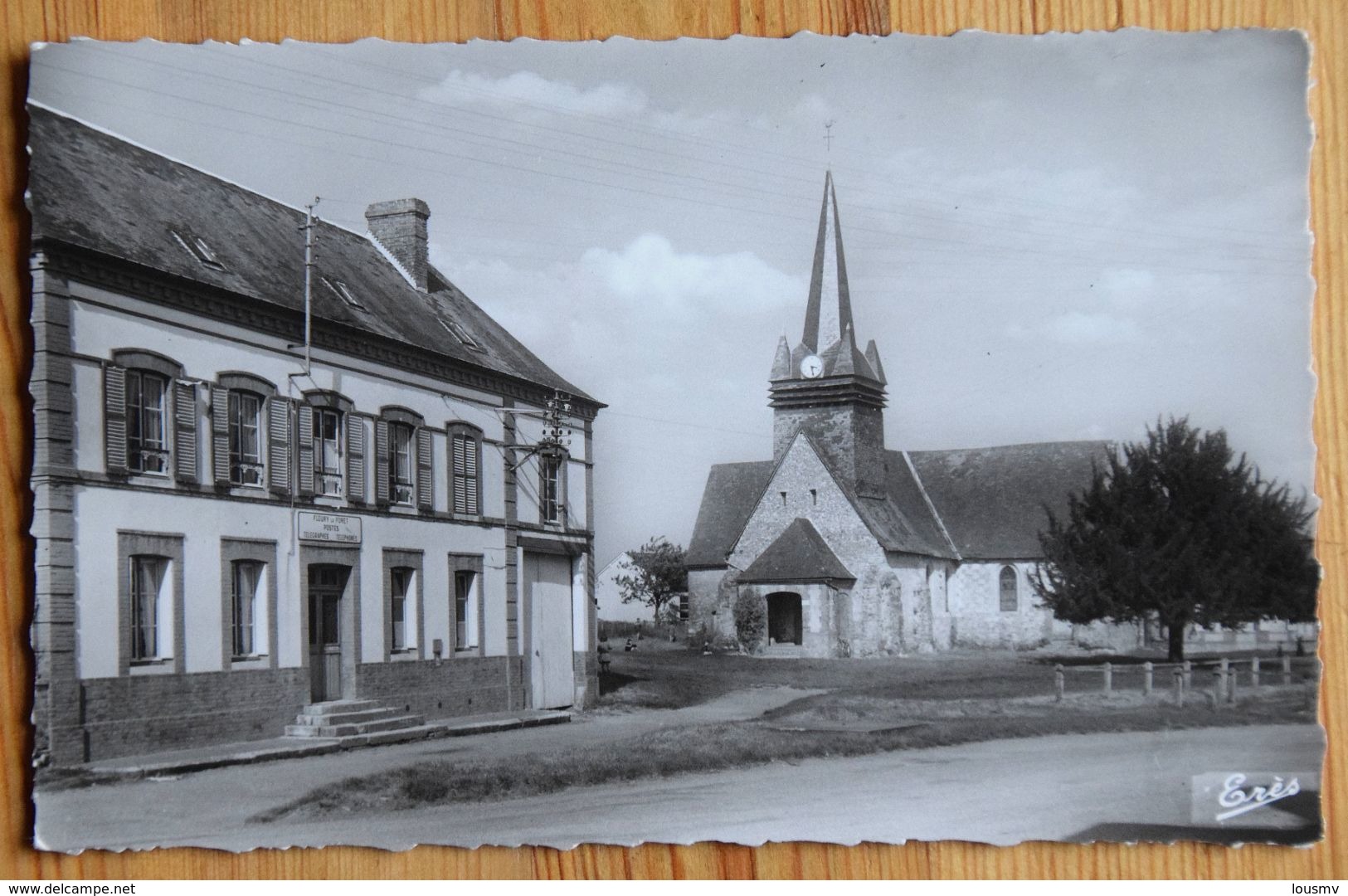 27 : Fleury-la-Forêt - L'Eglise Et La Poste - CPSM Format CPA - (n°18072) - Otros & Sin Clasificación