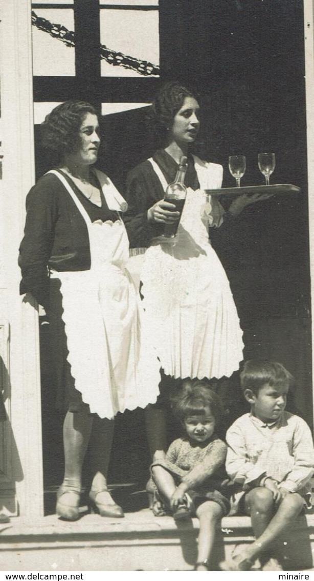 Belles Serveuses De Café, à L'heure De L'apéritif, Les Armes à La Main - Carte Photo- Format 9x14- Bon état - Cafés