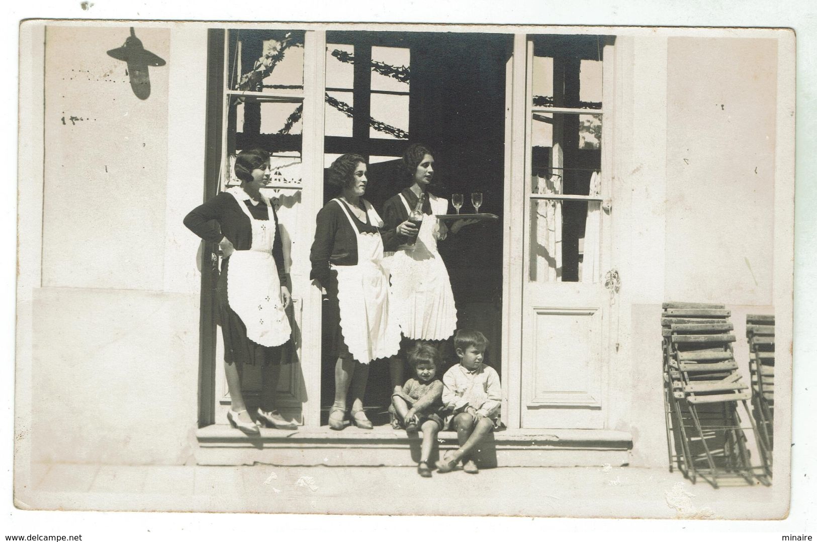 Belles Serveuses De Café, à L'heure De L'apéritif, Les Armes à La Main - Carte Photo- Format 9x14- Bon état - Cafés