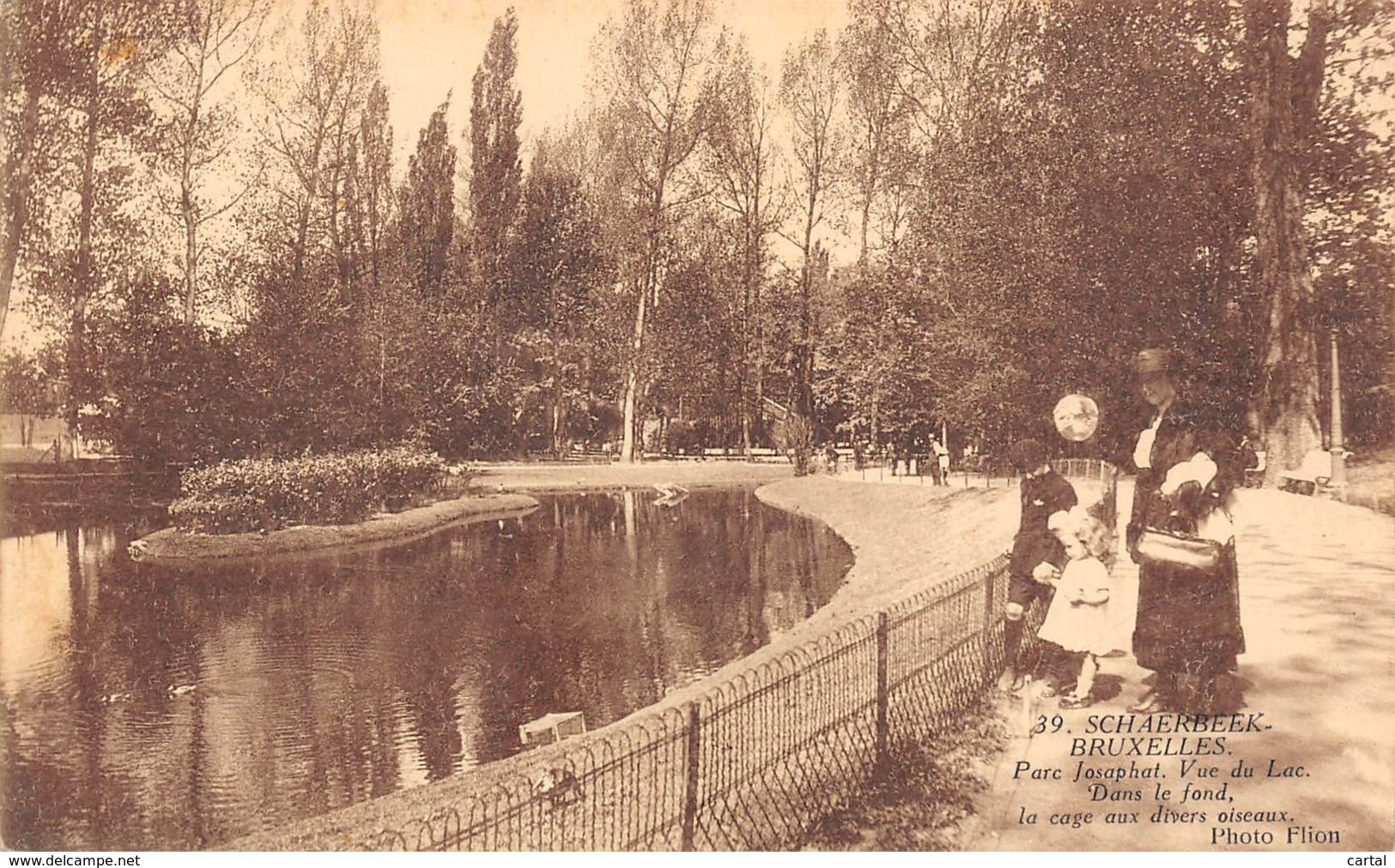 SCHAERBEEK-BRUXELLES - Parc Josaphat.  Vue Du Lac.  Dans Le Fond, La Cage Aux Divers Oiseaux. - Schaerbeek - Schaarbeek