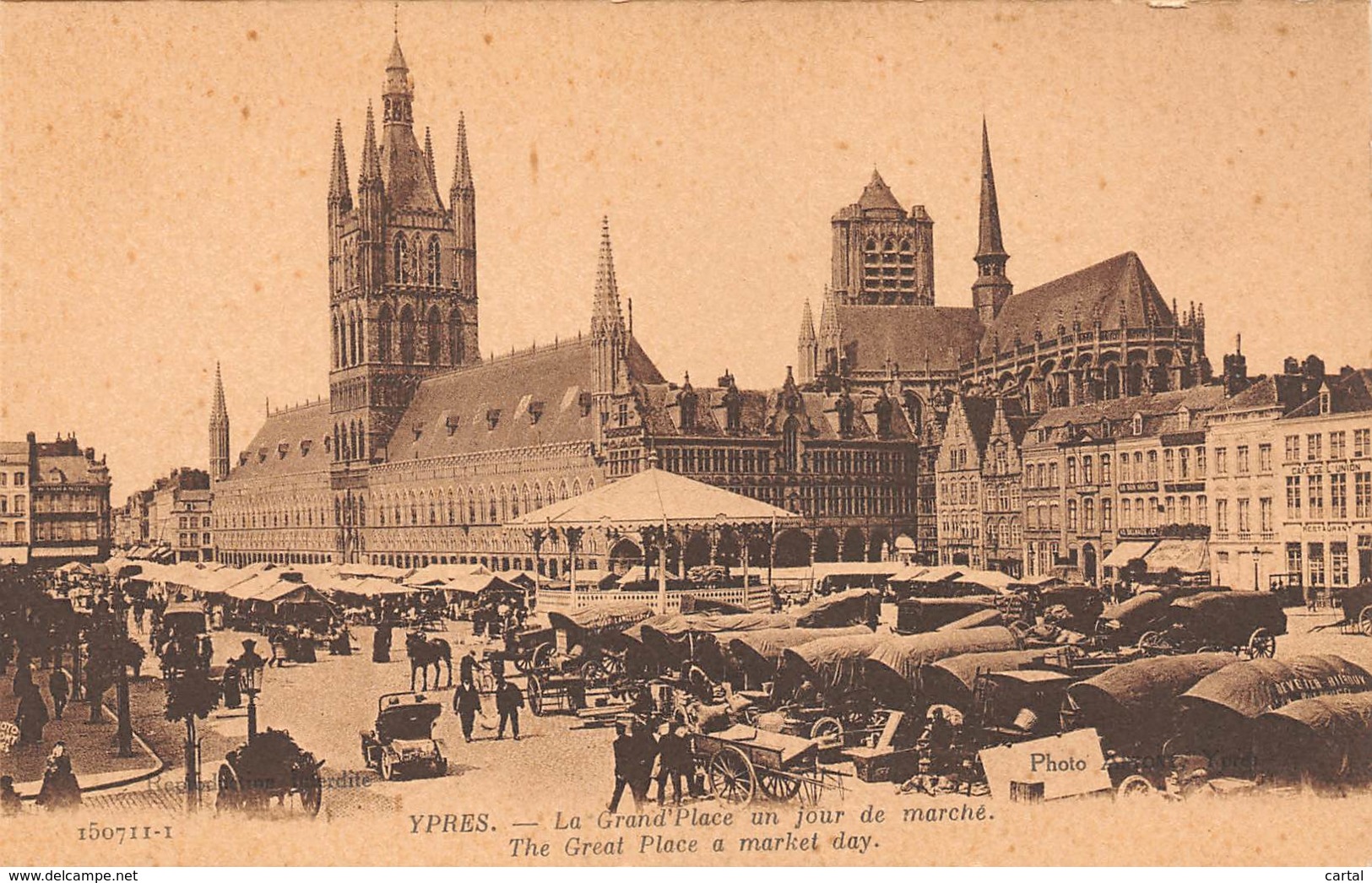 YPRES - La Grand'Place Un Jour De Marché. - Ieper