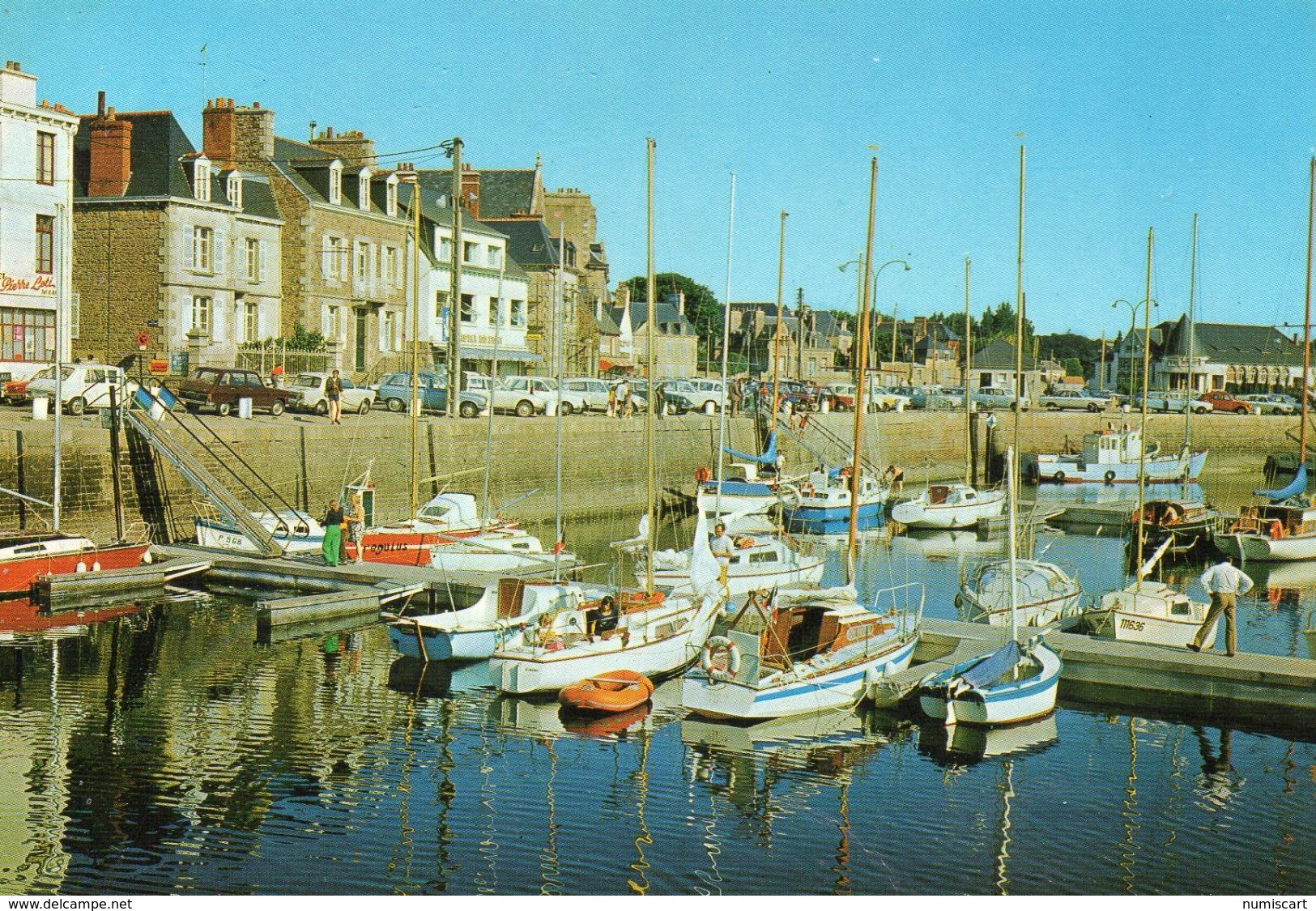 Paimpol Animée Le Bassin Des Yachts Voiliers Voitures Hôtel Pierre Loti - Paimpol