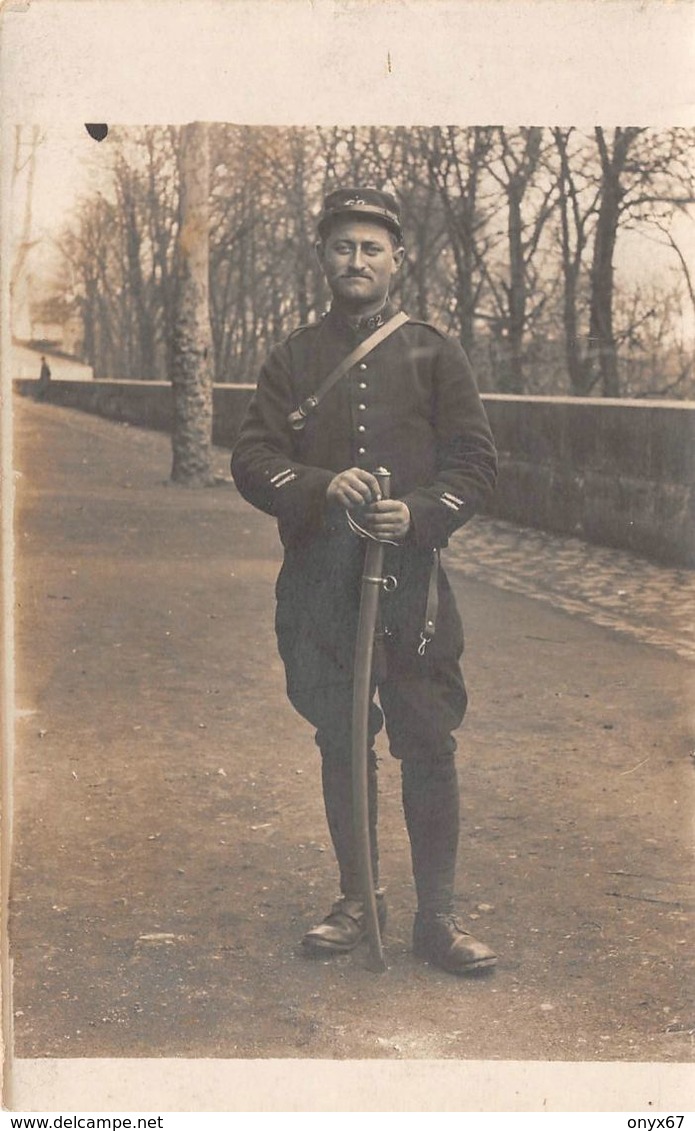 Carte Postale Photo Militaire Français Uniforme-Sabre-62 ème Régiment ? Etiquette Non Serti  A SITUER A LOCALISER - Regimenten