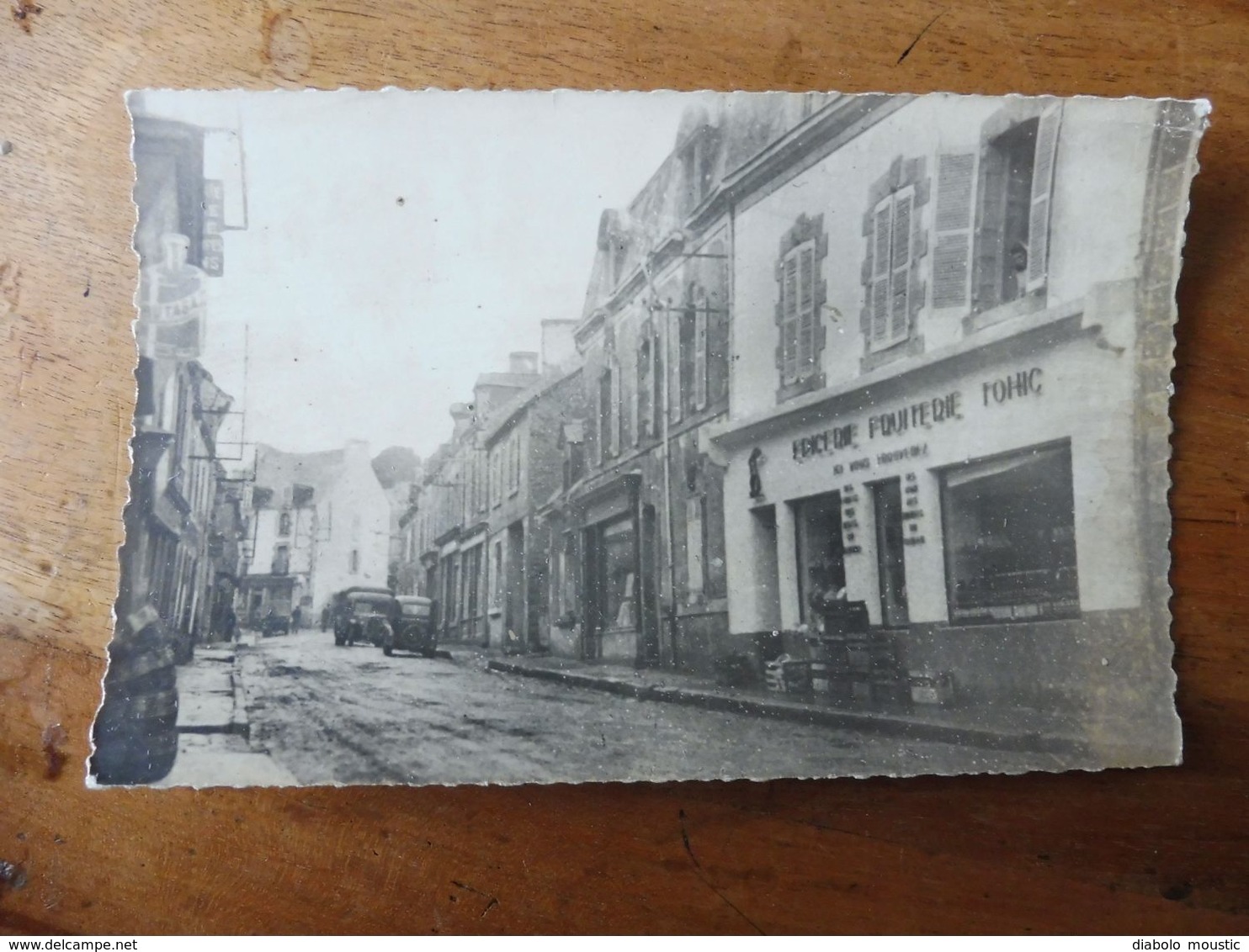 CPA PHOTO  Locminé  - Rue Du Pont  Devant EPICERIE FRUITERIE TOHIC (édit. Cadieu) - Locmine