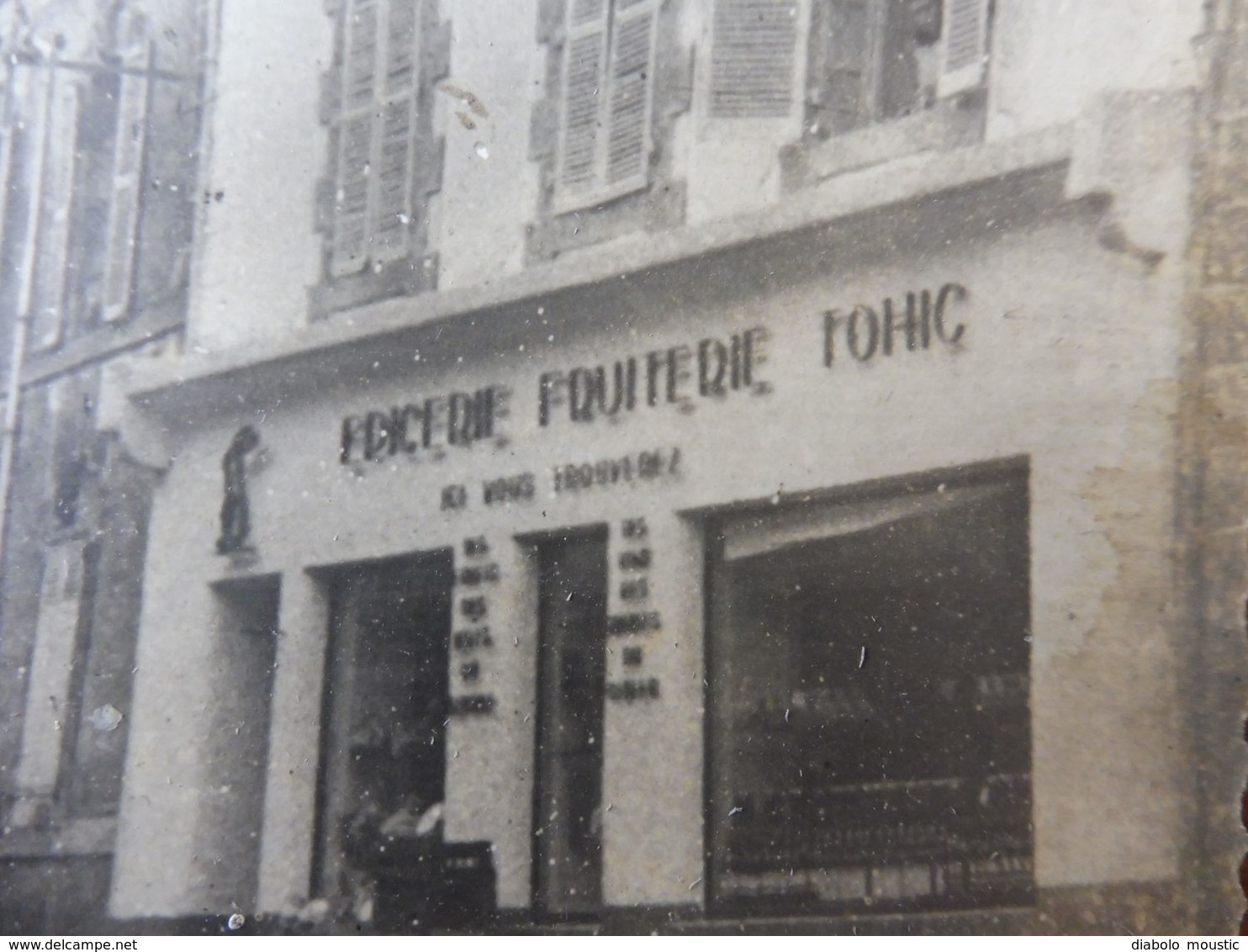 CPA PHOTO  Locminé  - Rue Du Pont  Devant EPICERIE FRUITERIE TOHIC (édit. Cadieu) - Locmine