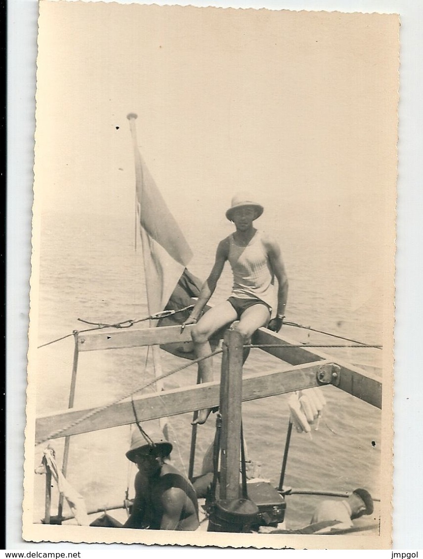 Photo Deux Hommes Naviguant à L'arrière D'un Bateau Maillots De Bains Et Casques Coloniales Années 20-30 - Persone Anonimi