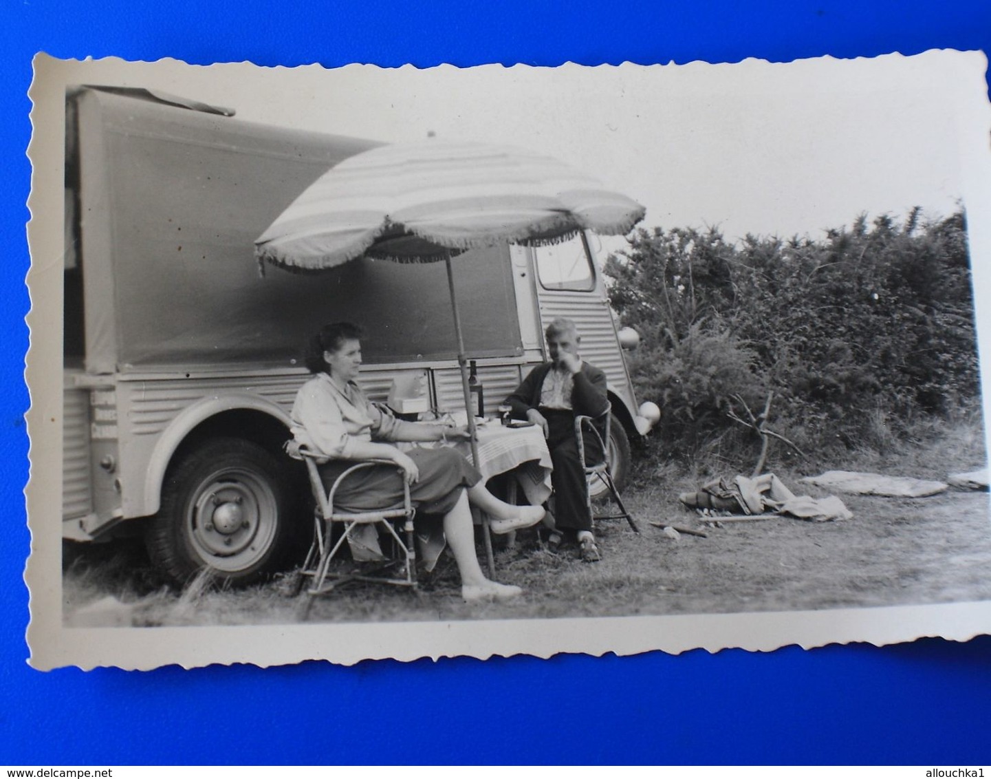 FOURGONETTE CITROEN  De 1950 Servant De Camping Car Pique Nique Parasol Photographe Photo Originale Voiture Automobile - Cars