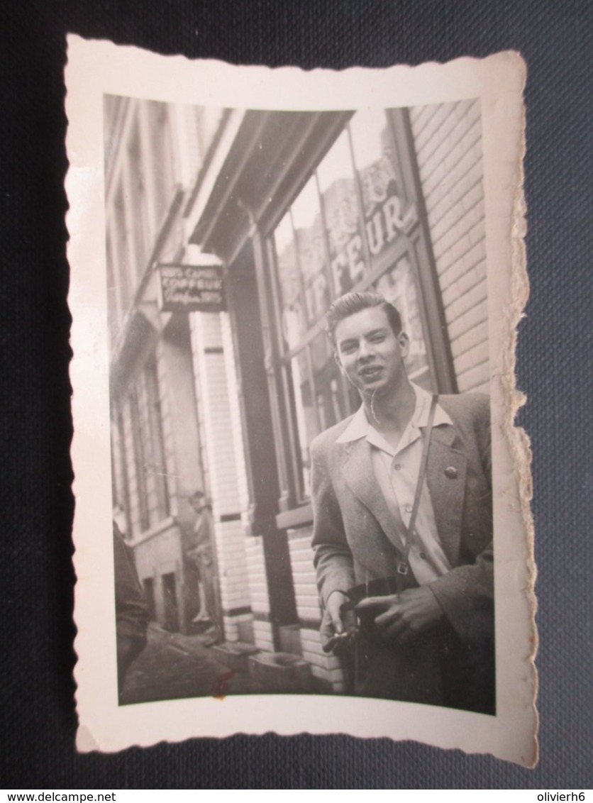 PHOTO BELGIQUE (M2003) JEUNE HOMME DEVANT LA VITRINE D'UN COIFFEUR (2 Vues) - Lugares