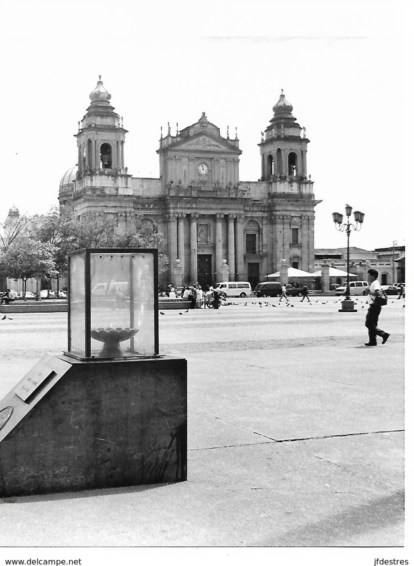 Photo Guatemala Cathédrale Et Plaza Major  Ph. Vivant Univers 2000 . - Lugares