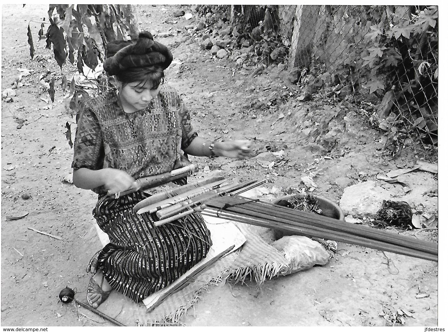 Photo Guatemala Aux Bords Du Lac Atitlan, La Tradition Indigène Du Tissage Ph. Vivant Univers 2000 . - Places