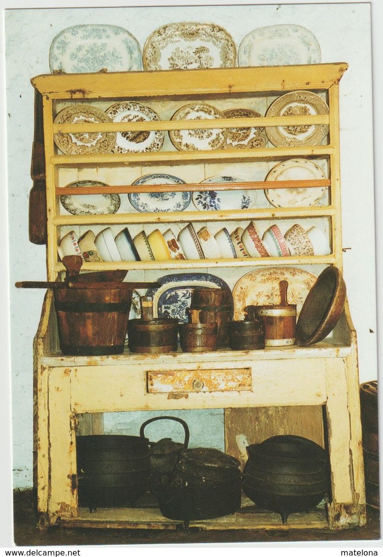 IRLANDE DONEGAL FOLK VILLAGE MUSEUM GLENCOLMCILLE   DRESSER IN 1700'S COTTAGE - Donegal