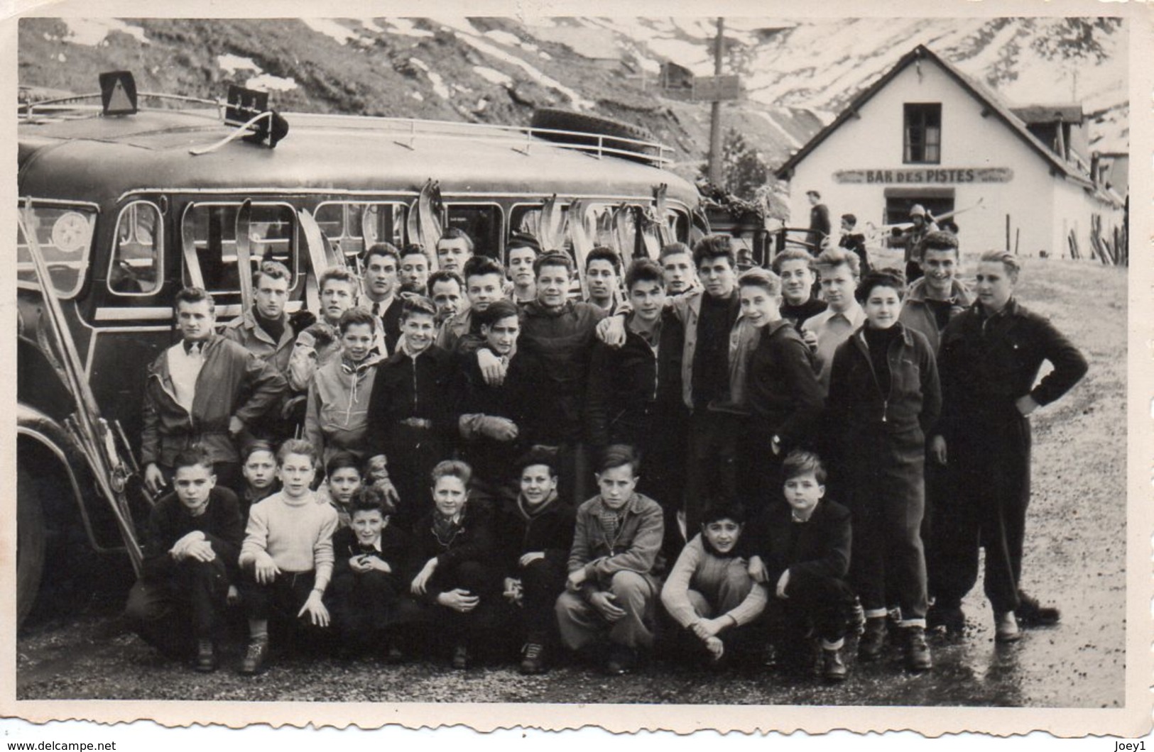 Photos Jeunes Skieurs Aux Sports D'hiver Années 40. Avec Autocar. - Anonyme Personen